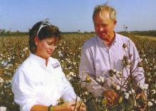 The glass ceiling Ann Fulcher Ruscoe shattered in 1996 was outside in the Mississippi Delta’s wide expanse of agricultural fields. In fall 2000, she worked with cotton grower Kenneth Hood of Gunnison. (File photo from the MSU Alumnus Magazine)