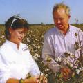 The glass ceiling Ann Fulcher Ruscoe shattered in 1996 was outside in the Mississippi Delta’s wide expanse of agricultural fields. In fall 2000, she worked with cotton grower Kenneth Hood of Gunnison. (File photo from the MSU Alumnus Magazine)